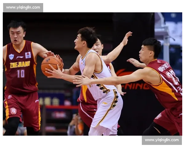 北京男篮迎战强敌争夺季后赛席位全力出击力求胜利