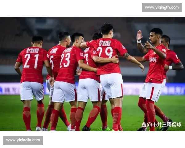 恒大与上港激战正酣，巅峰对决引发球迷热议与期待